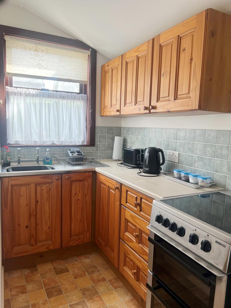 Lot: 114 - DETACHED CHALET STYLE BUNGALOW ON GOOD SIZE PLOT - Kitchen